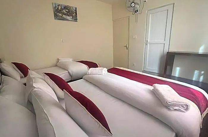 Down To Earth Hostel *